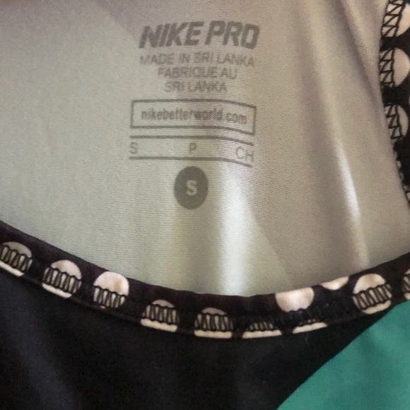 Nike Women’s tank top - Picture 2 of 3